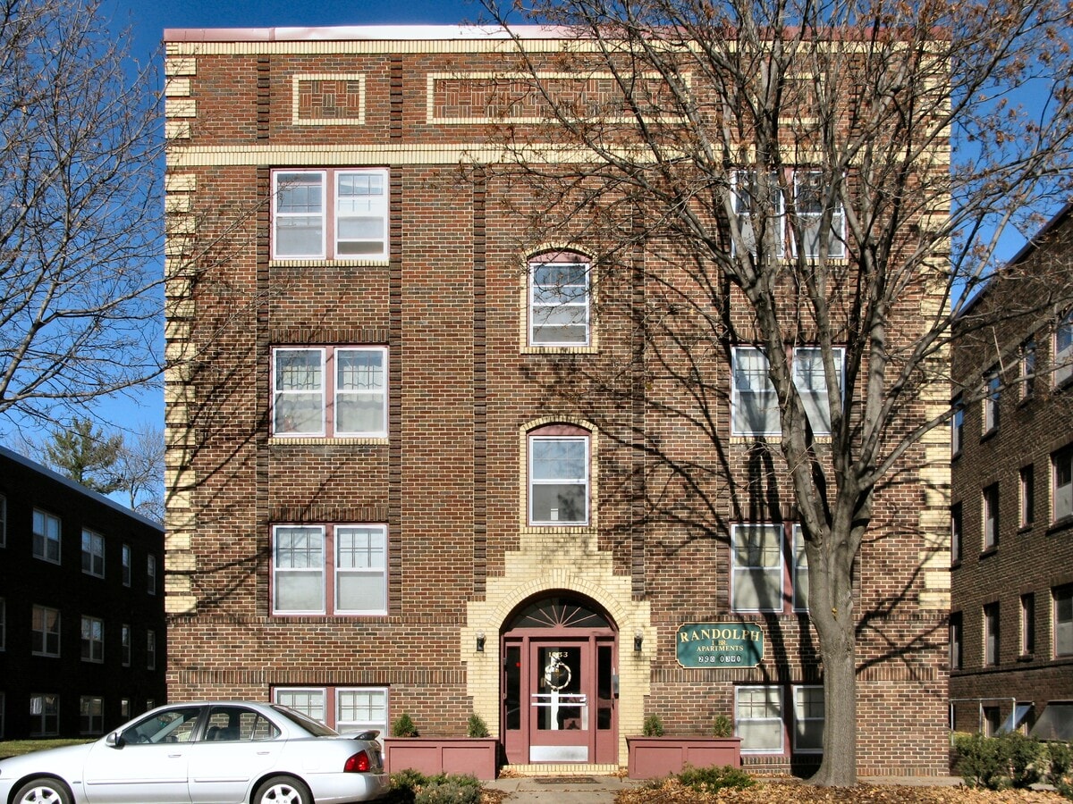 Full de la elevación frontal desde el otro lado de la Randolph Avenue - Randolph Terrace Apartments