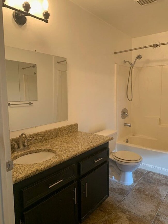 Photo - 1bd/1ba Lower, corner unit. Steps from BBQ area and laundry facilities.  Water/Sewer/Trash included! Unidad 13