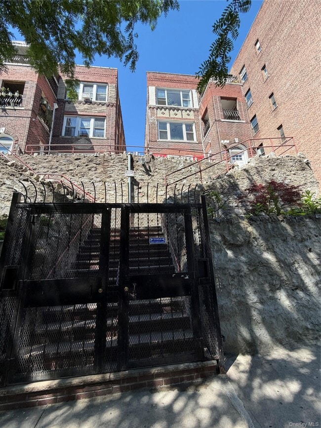 Building Photo - 646 W 207th St Unit 1