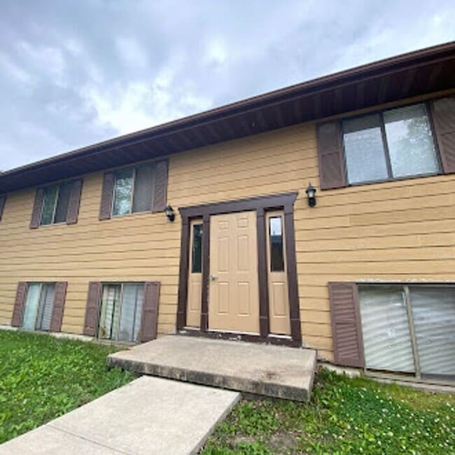 Building Photo - $1,095 | 2 Bedroom, 1 Bathroom APARTMENT | No Pets | Available for August 1st, 2026 Move In