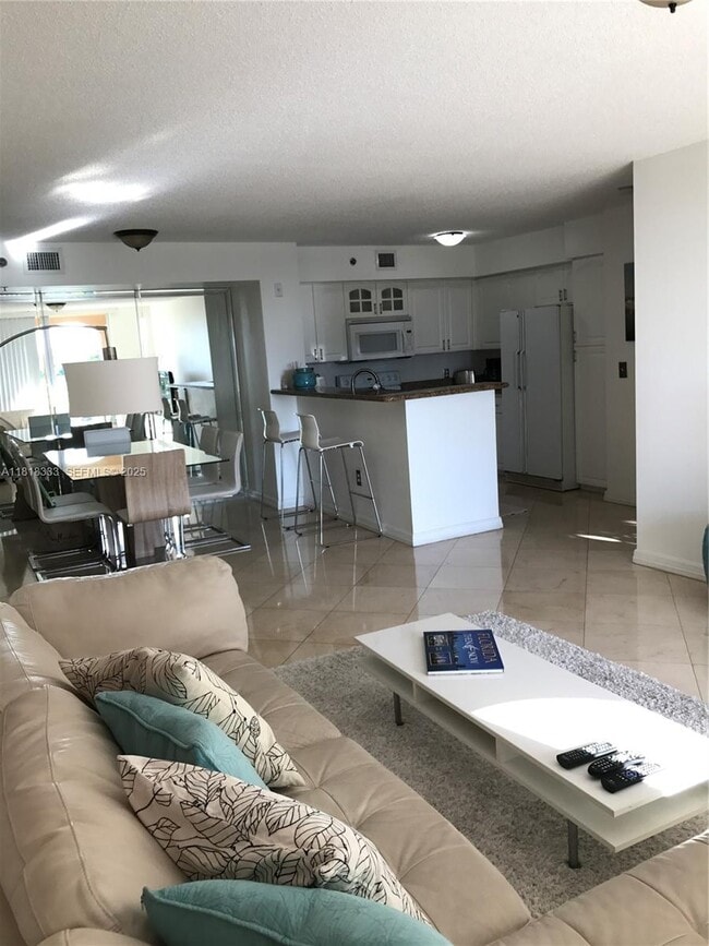 Photo - 19801 E Country Club Dr Unidad 4-603