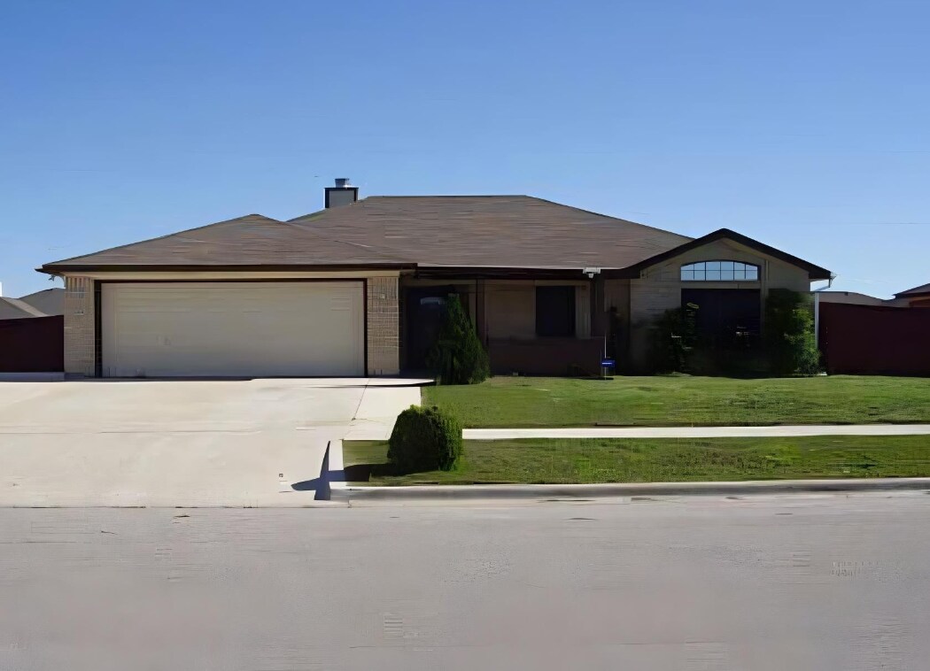 Photo - 2801 Bigleaf Dr House