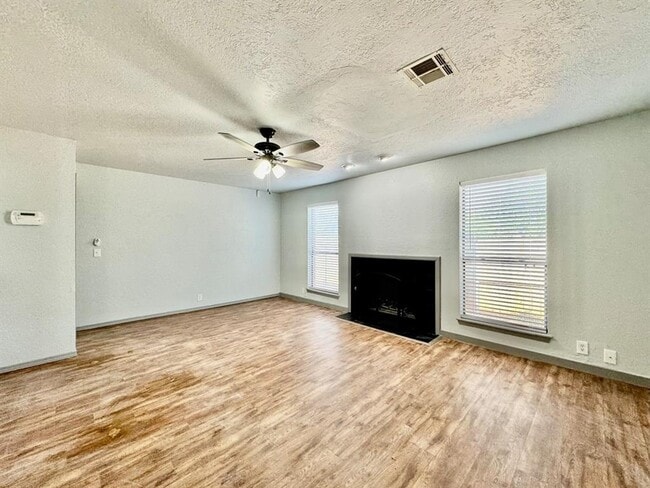 Photo - 925 Swan Lake Ct