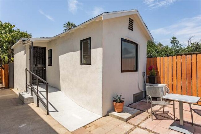 Building Photo - 1005 1/2 Calzona St Unit 1005 1 2 Rental