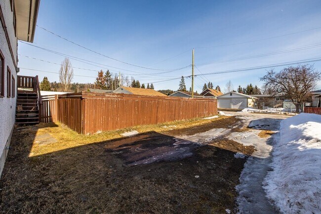 Photo - 280-280 Gillett St