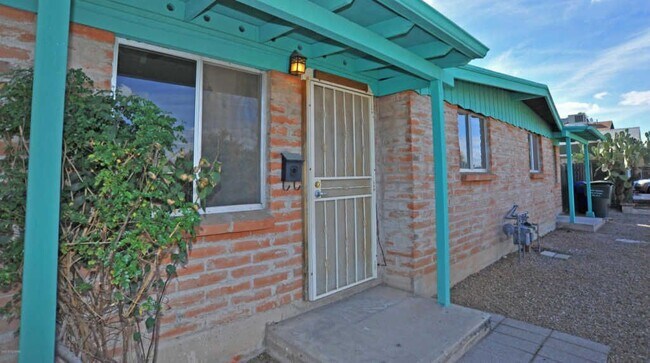 Main door - 1220 E Lee St