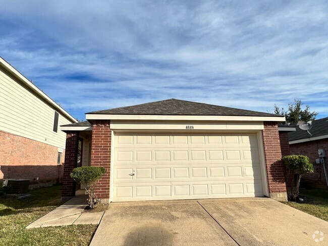 Building Photo - 4 Bedroom 2 Bath and 2 Car Garage Rental