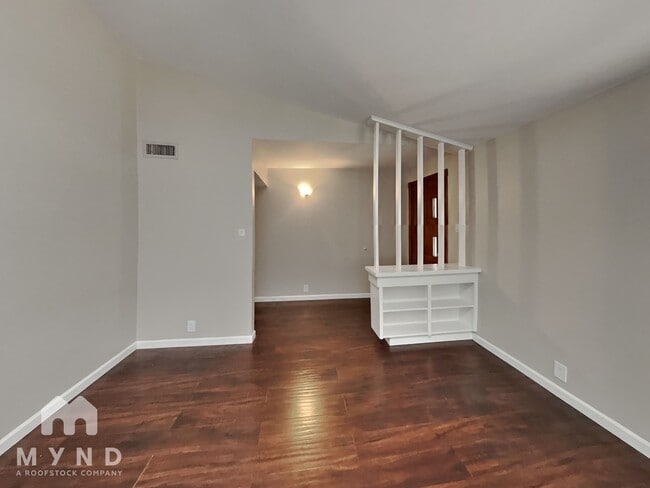 Photo - 925 Warren Way