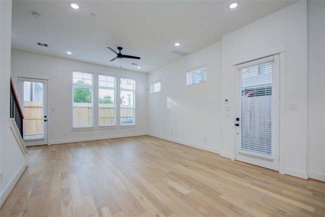 Photo - 3206 Live Oak St