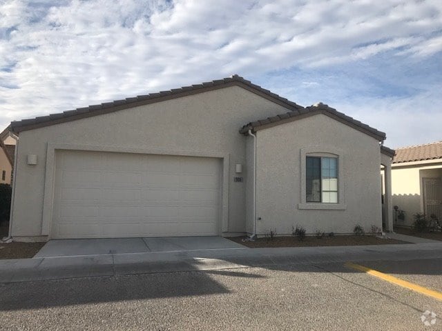 Building Photo - Villas on Elm 3 Bed 2 Bath Home - Contact ...