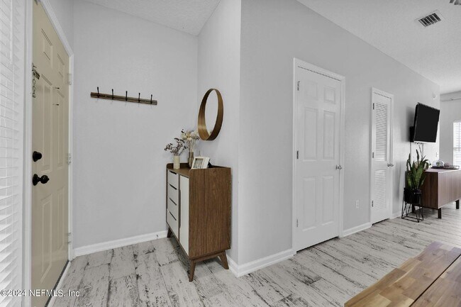 2/2 St Johns living for Rent