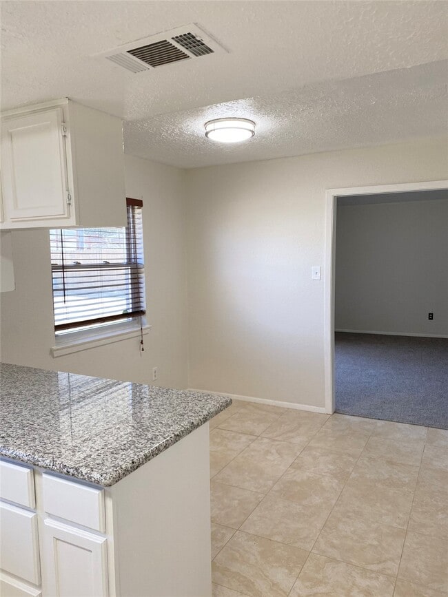 Building Photo - 10431 Town Square Rd Rental
