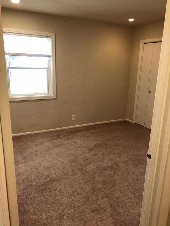 Photo - 2 Bedroom cottage,  quiet rural setting Unit Main House
