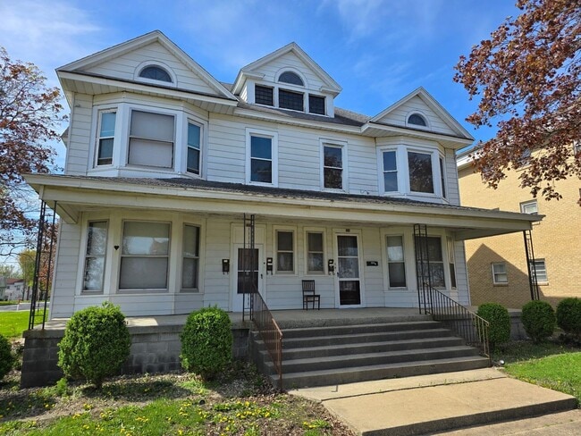 Building Photo - 1403 Charleston Ave Unit 1403 1/2