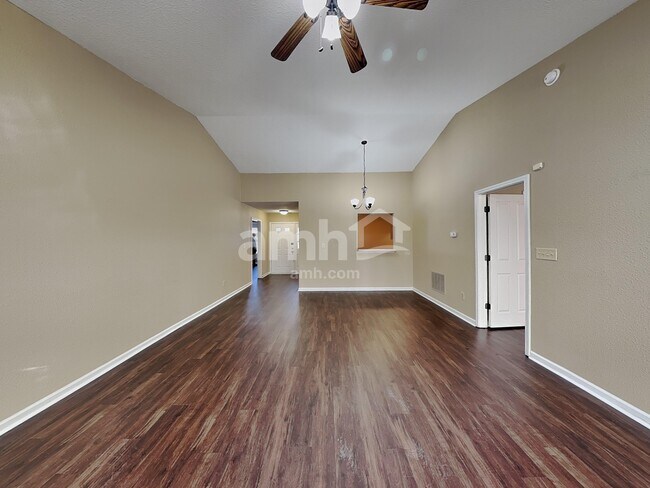 Photo - 220 Longview Bend