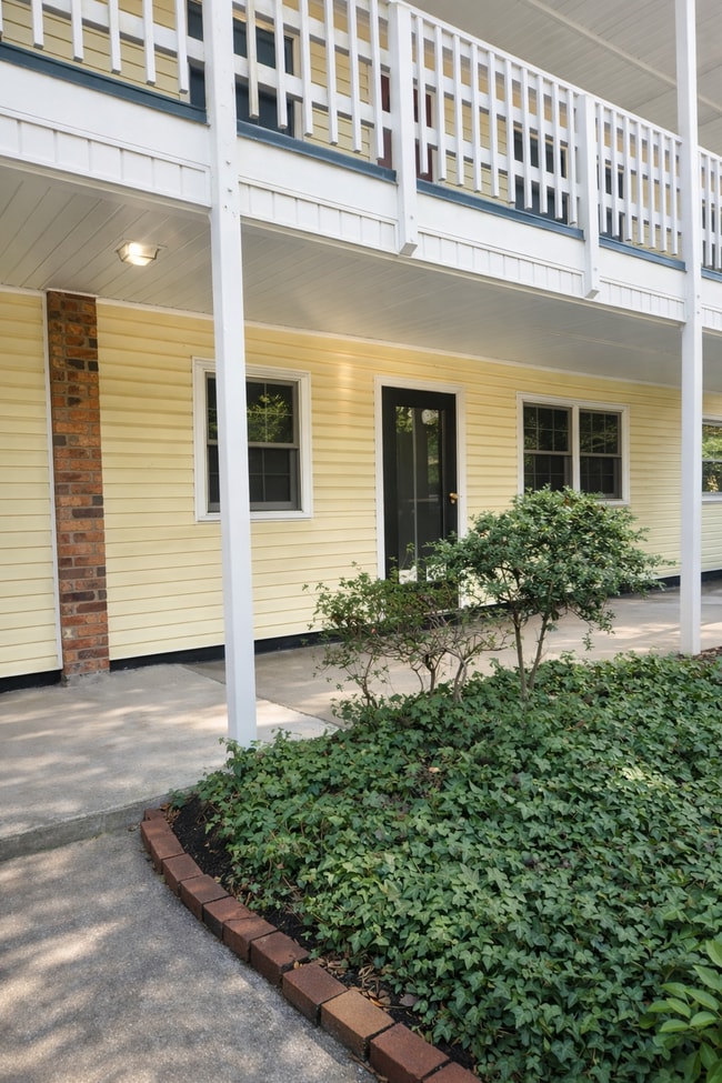 Building Photo - 2810 Carriage Dr