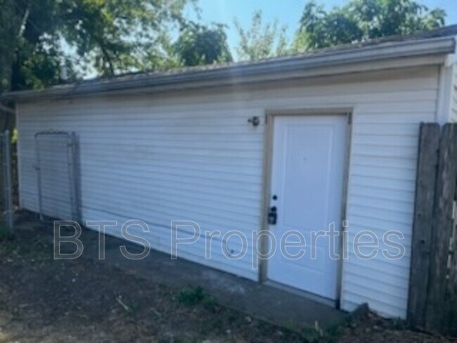 Building Photo - 1221 E Moneta Ave Rental