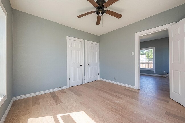 Photo - 4704 Farmer St