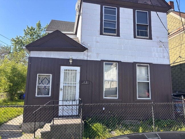 Photo - 3621 Sackett Ave Unidad Front Up