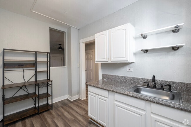 1BR, 1BA - 550SF - Kitchen - Mirror Lake Apartments