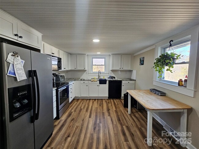 Photo - 208 W Main St