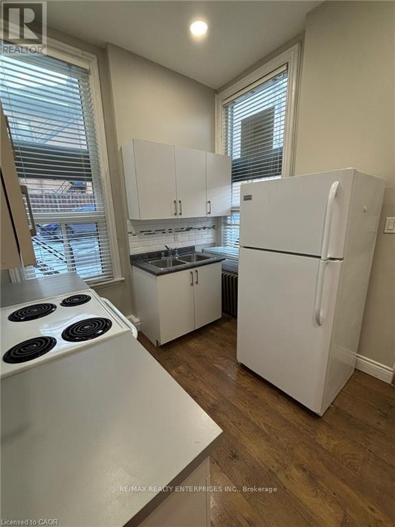 Photo - 156 James St S