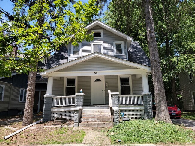 Building Photo - Charming House Located 1 Block From Campus