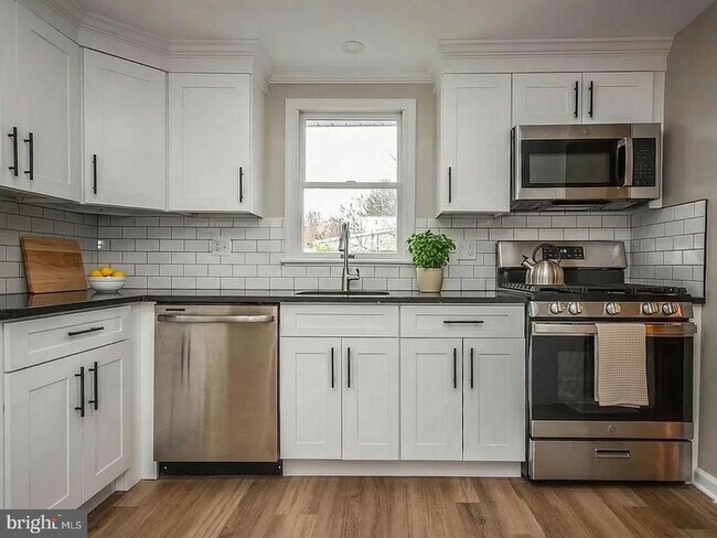 Photo - 4426 Hallet St