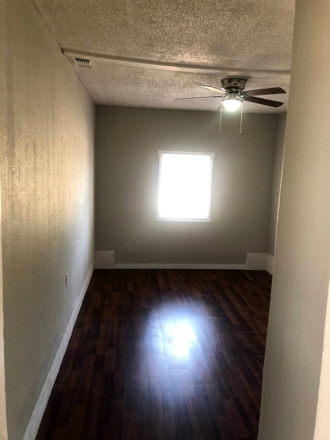 Photo - 611 McEwen St