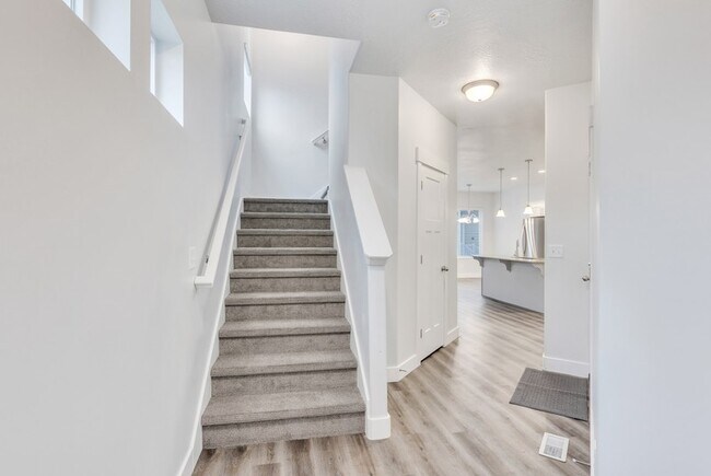 1613 N 3740 W