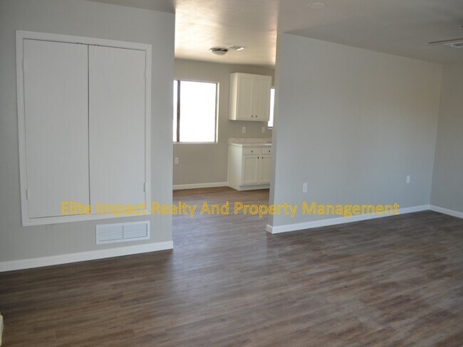 Photo - 420 E Flores St