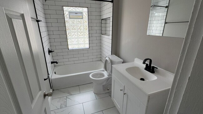 Photo - 952 Heyl Ave