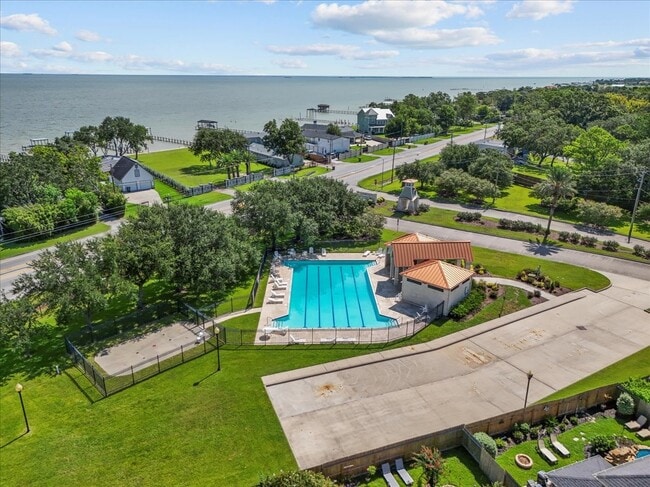 Building Photo - 207 Sea Breeze Dr