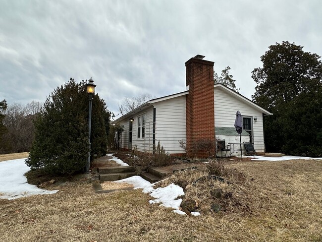Building Photo - Charming Cottage