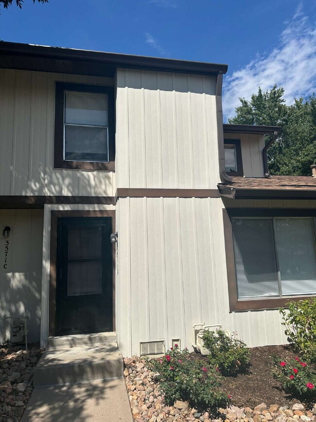 Building Photo - Charming 3BR/2BA Condo near Cherry Creek R... Unit B