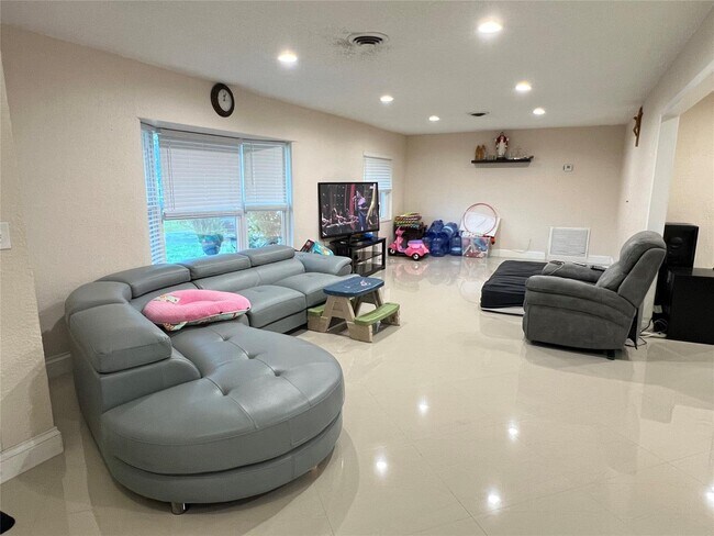 Photo - 7501 Johnson St