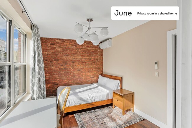 Private bedroom in 3 bed/1 bath Home - Private bedroom in 3 bed/1 bath Home Unit A