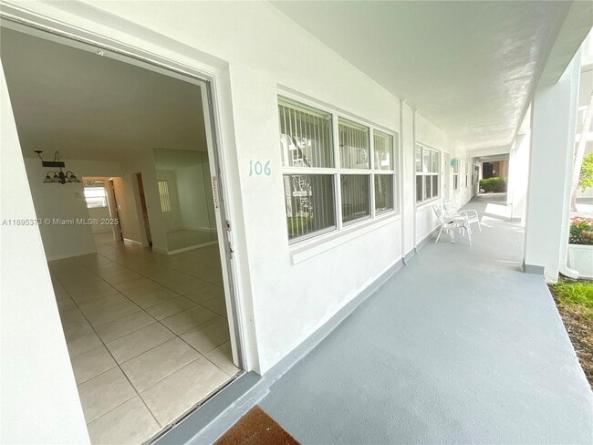 Photo - 419 Golden Isles Dr Unidad 106