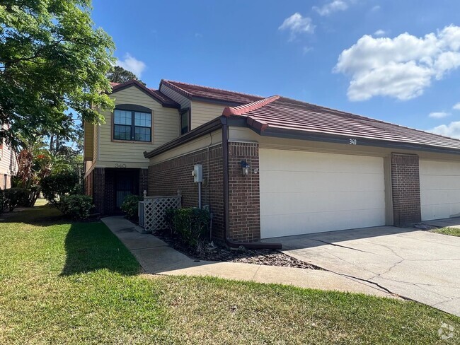 Building Photo - Beautiful 3 bed 2.5 bath townhome