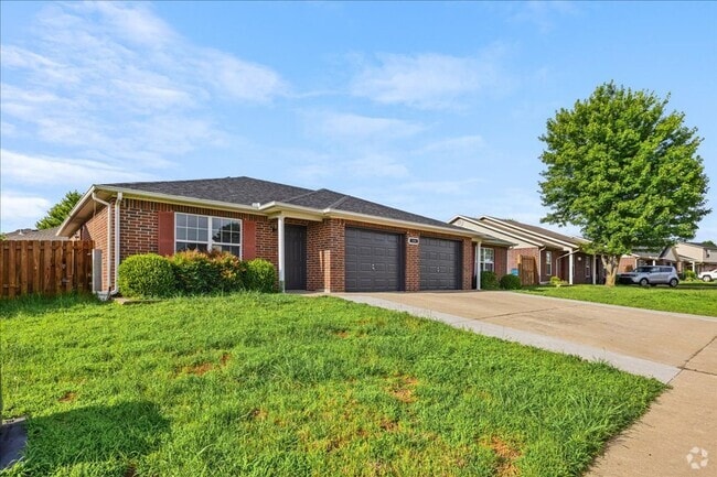 Building Photo - 3406 SW Landau Ct Unit 3406 SW Landau Ct Apt 2