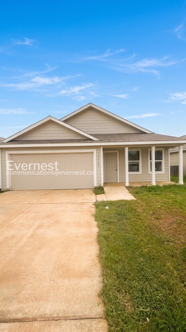 Building Photo - Spacious Home with Fenced Yard and Attached Garage / 3 beds 2 baths / Available now