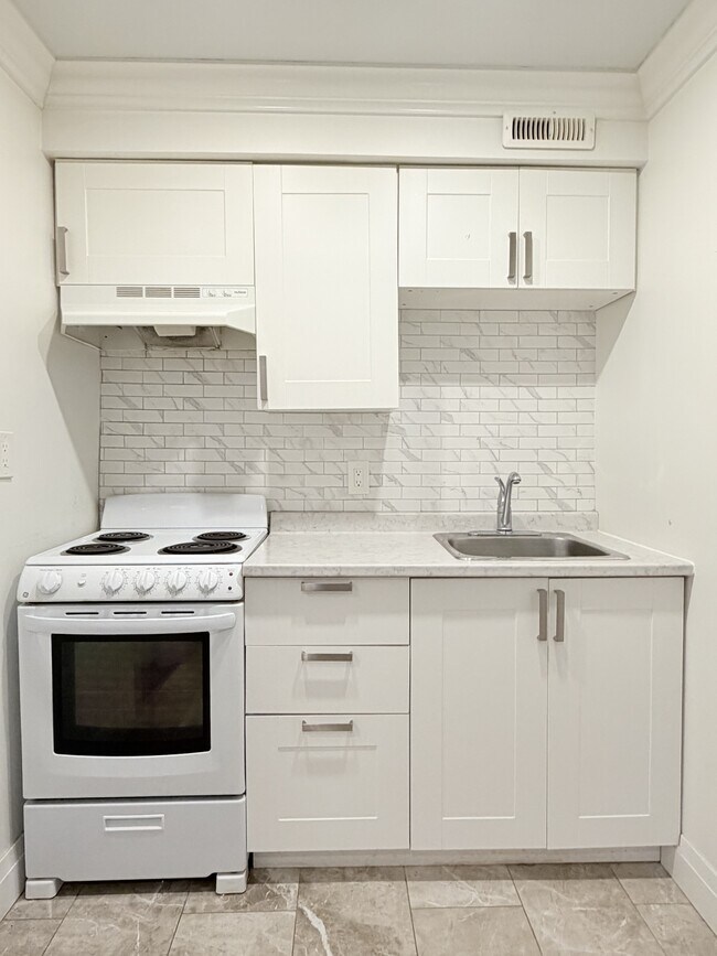 Building Photo - 1495 Gladstone Ave Unit 102