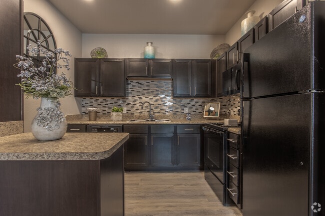 1 BR, 1 BA - 605 SF