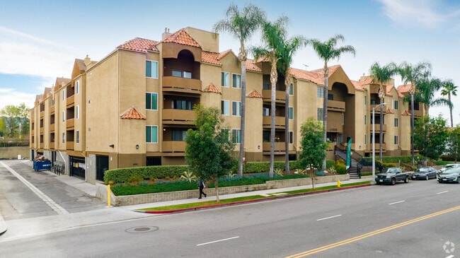 17600 Burbank Blvd - Encino Palms Apartments