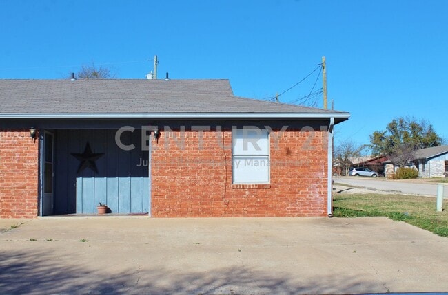Building Photo - Cozy 1/1 Fourplex Unit On A Corner Lot In Weatherford For Rent!