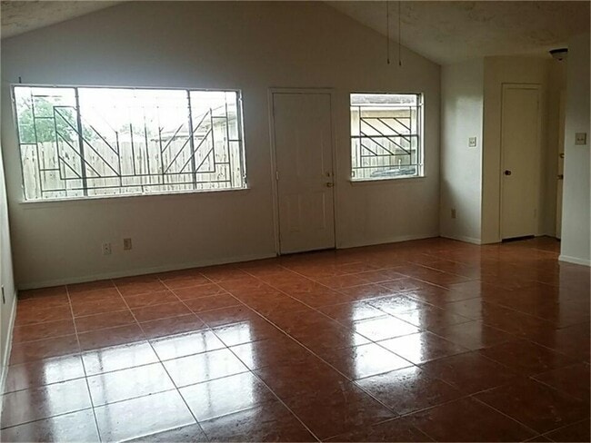 Photo - 3 bedroom, 2 bath Duplex to Make Home