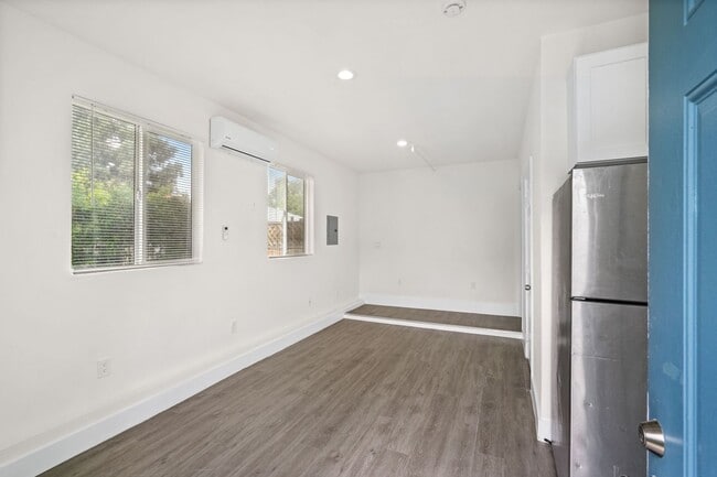 Photo - WHITNALL Unit 0008
