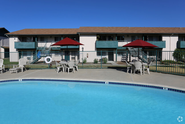 Piscina - Whispering Pines Apartments