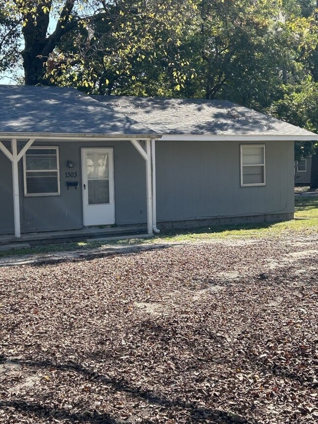 Building Photo - 1303 E 9th St Unit 1303 E. 9th - B