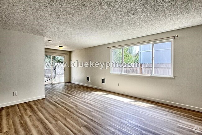 Building Photo - Newly Remodeled  2 Bed, 1 Bath Duplex with... Rental